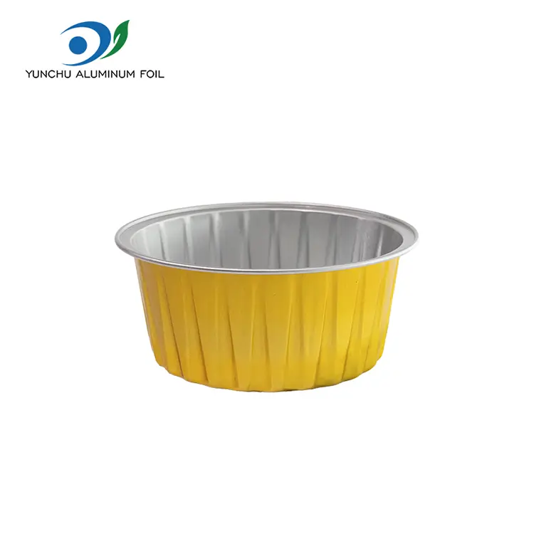 Тркалезни печени колачи со мазни wallидови на алуминиумска фолија Тркалезни печени колачи со мазни wallидови на алуминиумска фолија